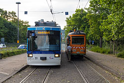 Nach wenigen Minuten kommen beide Fahrzeuge wieder zurück zur Haltestelle "Dallenbergbad". 07.06.2015 – André Werske