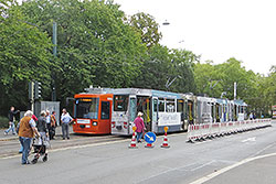 GTN 263 und GTE 212 an der provisorischen Haltestelle Sanderglacis wegen Gleisbauarbeiten in der Kaiserstraße und Juliuspromenade. 02.09.2017 – André Werske