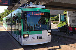 GT-N 266 mit besonderer Zugzielanzeige an der Haltestelle "Klingenstraße". 07.08.2016 – André Werske
