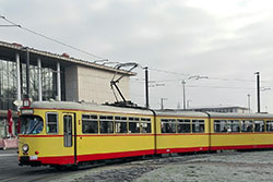 Düwag GTW-D8 244 in ursprünglicher WSB-Lackierung der 80er Jahre vor dem Hauptbahnhof. 07.02.2020 – Ron Hempel