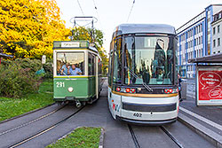 Absolutes Glück hatte ich am späten Nachmittag, als sich der Schoppenexpress und die Artic Tram am Hauptbahnhof Ost trafen. Auch der Fahrer amüsiert sich über meinen Fotografiereifer und winkt mir zu. :-) 18.10.2014 – André Werske