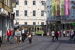 Artic Tram und Schoppenexpress an der Ecke Juliuspromenade / Schönbornstraße.