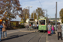 Was für einen Dussel wir als Straßenbahnfreunde hatten, dass der Oldtimer und die Artic Tram gleichzeitig aufkreuzten — hier an der Endhaltestelle Mainaustraße in der Zellerau.
