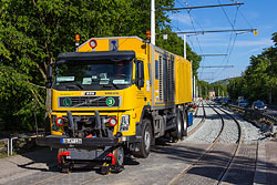 Nach dem ersten Stopfen der Gleise müssen diese natürlich noch die Schienenstöße verschweißt werden. Dafür wurde ein besonderes Fahrzeug nach Würzburg gebracht. 02.06.2015 – André Werske