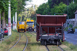 Gleisstopfzug, Zweiwegeschweißfahrzeug und Schotterwagen am Ruderzentrum. 03.06.2015 – André Werske