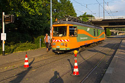 Der Schienenschleifwagen rückt an! Er wird die Unterschiede in der Oberflächenstruktur beseitigen, die beim Walzvorgang entstanden sind. Die oberste, randentkohlte Schicht wird durch Schleifklötze abgetragen, um einen guten Stromrückfluss zu garantieren. 07.06.2015 – André Werske