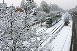 GT-E 212 nach dem ersten Schneefall in diesem Winter zwischen den Haltestellen Berner Straße und Straßburger Ring.