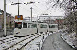 Nach der Haltestelle "Neunerplatz" legt sich der GT-E stark in die Kurve in Richtung "Wörthstraße". 17.02.2005 – André Werske
