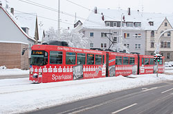 GT-E verlässt die Haltestelle "Klingenstraße" in Richtung Stadt.