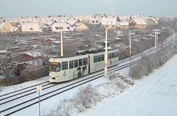 GT-E 214 kommt auf dem Weg nach Rottenbauer am kalten Wintermorgen am Kleingartenverein vorbei.