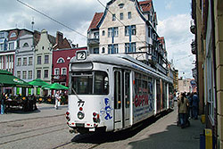 Ehemaliger Hagener Gelenktriebwagen GT-H der Würzburger Straßenbahn. Heute fährt der Zug als GT6ZR in der polnischen Stadt Grudziądz, hier am alten Marktplatz zu sehen. 24.05.2006 – Yury Maller
