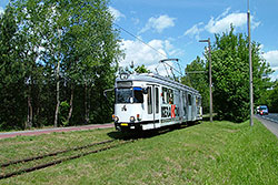 Ehemaliger Hagener Gelenktriebwagen GT-H der Würzburger Straßenbahn. Heute fährt der Zug als GT6ZR in der polnischen Stadt Grudziądz. Hier durchfährt die Tram die Wendeschleife bei Poludniowa. 24.05.2006 – Yury Maller