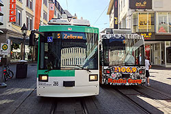 GT-N 266 und 257 mit besonderer Zugzielanzeige an der Ersatzhaltestelle "Dominikanerplatz".