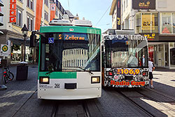 GT-N 266 und 257 mit besonderer Zugzielanzeige an der Ersatzhaltestelle "Dominikanerplatz". 07.08.2016 – André Werske