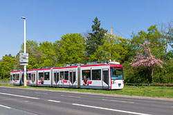 GT-N 266 zwischen den Haltestellen Neunerplatz und Wörthstraße in der Zellerau. 18.04.2018 – André Werske