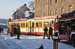 Wegen viel Schnee und Eis entgleiste der GTW-D6 236 an der Hartmannstraße. in den 80er Jahren – Peter Lelowski
