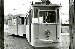 Umgebaute Triebwagen aus Bad Kreuznach als Max und Moritz. Aufnahme vom 06.11.1954. Mit freundlicher Genehmigung des Stadtarchivs Würzburg