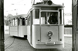 umgebauten Triebwägen mit den Nummern 25 und 26 aus Bad Kreuznach. Sie hießen in Würzburg bald "Max und Moritz". 06.11.1954 – Stadtarchiv Würzburg