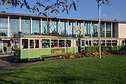 Partybahn mit Beiwagen am Hauptbahnhofs-Vorplatz. 31.10.2015 – André Werske