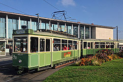 Partybahn mit Beiwagen am Hauptbahnhofs-Vorplatz.