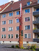 Von der Natur bunt gestalteter Fahrleitungsmast in der Sanderau bei der Haltestelle "Ehehaltenhaus". 18.10.2013 – André Werske