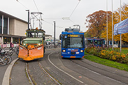 Ellok 299 vor dem Würzburger Hauptbahnhof. Ein GT-N überholt unseren Schneepflug. 29.10.2015 – André Werske