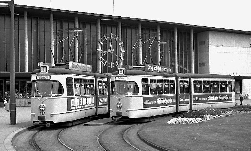 Zwei C-Wagen an der Haltestelle Hauptbahnhof. © Hans-Joachim Ströh Zwei C-Wagen an der Haltestelle Hauptbahnhof. © Hans-Joachim Ströh