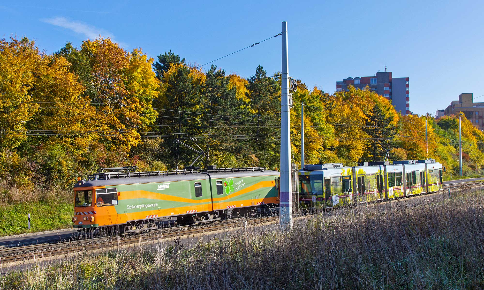 Schienenpflegewagen und GT-E an der Berner Straße