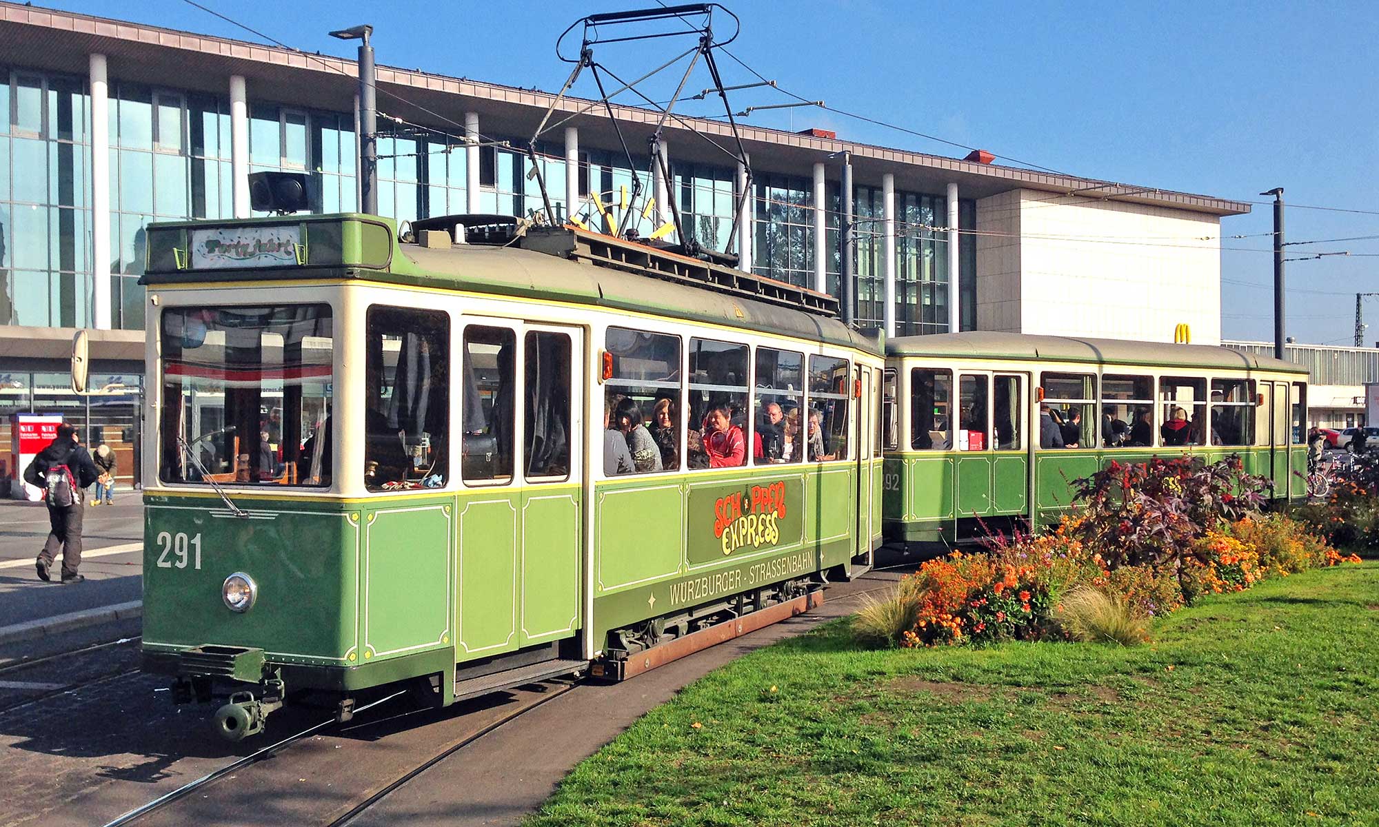 Partybahn mit Beiwagen am Hauptbahnhof. © 31.10.2015 André Werske.